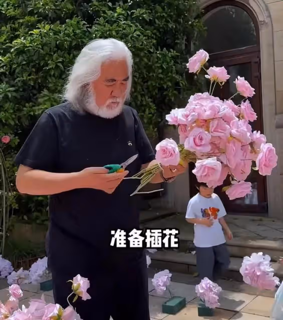 會玩浪漫：張紀中送幾千朵玫瑰花給杜星霖慶生，現場親吻害羞甜蜜