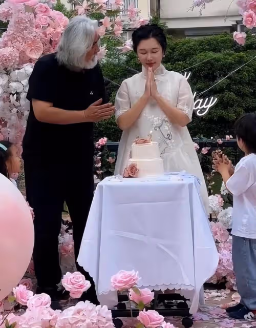會玩浪漫：張紀中送幾千朵玫瑰花給杜星霖慶生，現場親吻害羞甜蜜
