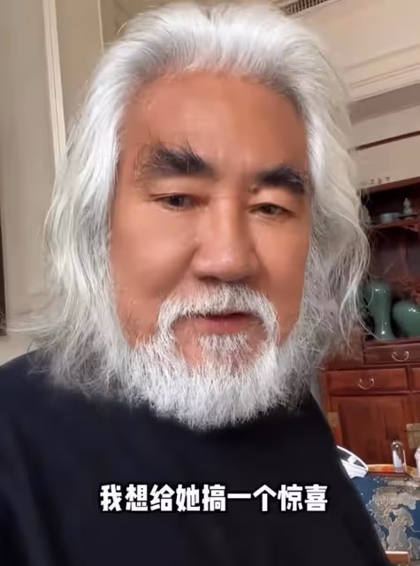 會玩浪漫：張紀中送幾千朵玫瑰花給杜星霖慶生，現場親吻害羞甜蜜