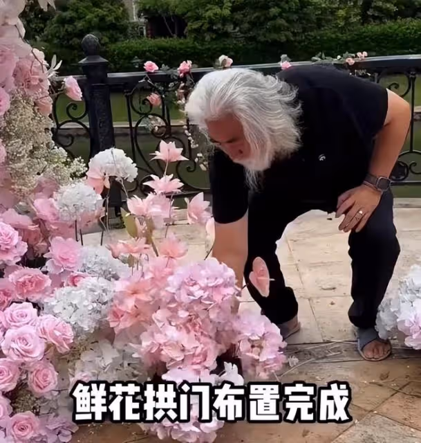 會玩浪漫：張紀中送幾千朵玫瑰花給杜星霖慶生，現場親吻害羞甜蜜