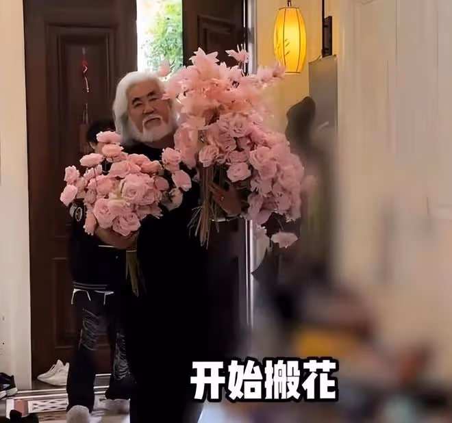 會玩浪漫：張紀中送幾千朵玫瑰花給杜星霖慶生，現場親吻害羞甜蜜