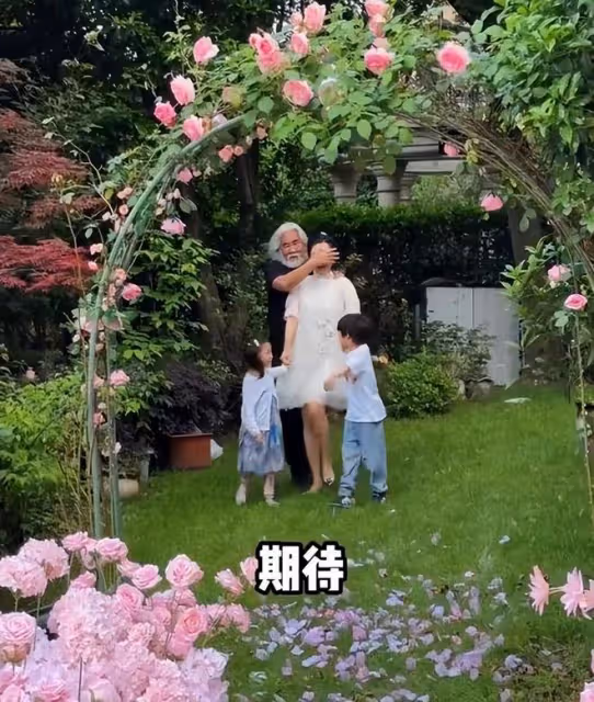 會玩浪漫：張紀中送幾千朵玫瑰花給杜星霖慶生，現場親吻害羞甜蜜