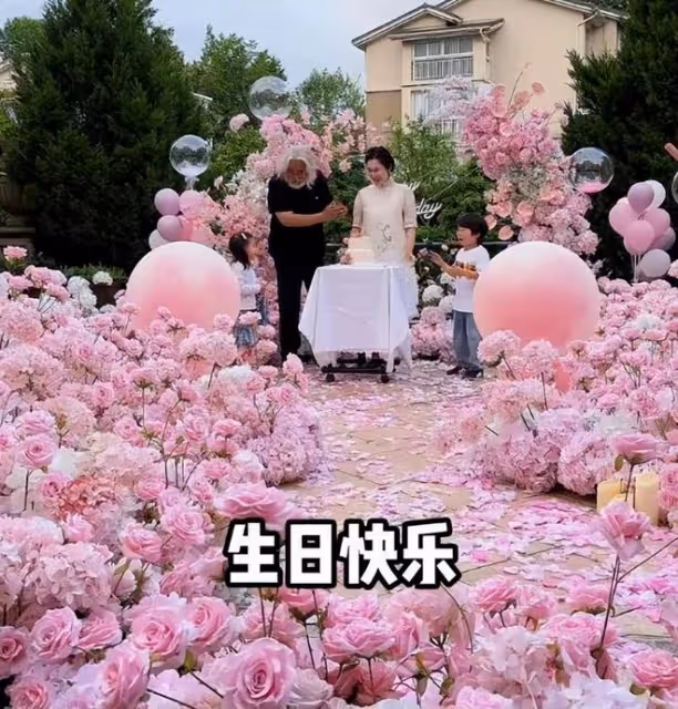 會玩浪漫：張紀中送幾千朵玫瑰花給杜星霖慶生，現場親吻害羞甜蜜
