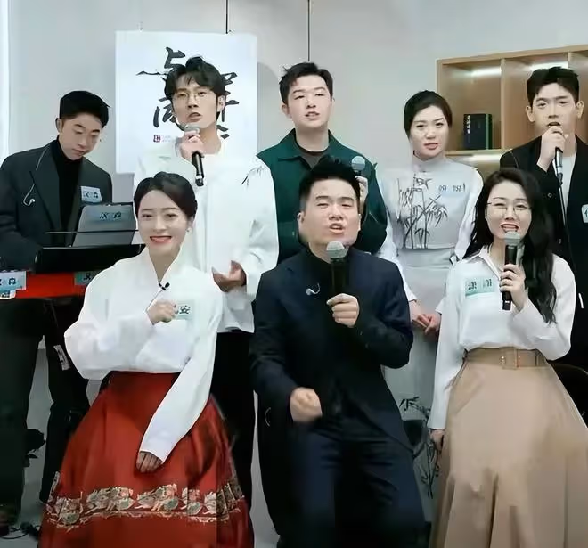 超鳳婚禮熱鬧喜慶，董宇輝與團隊缺席引熱議，淺析主要原因