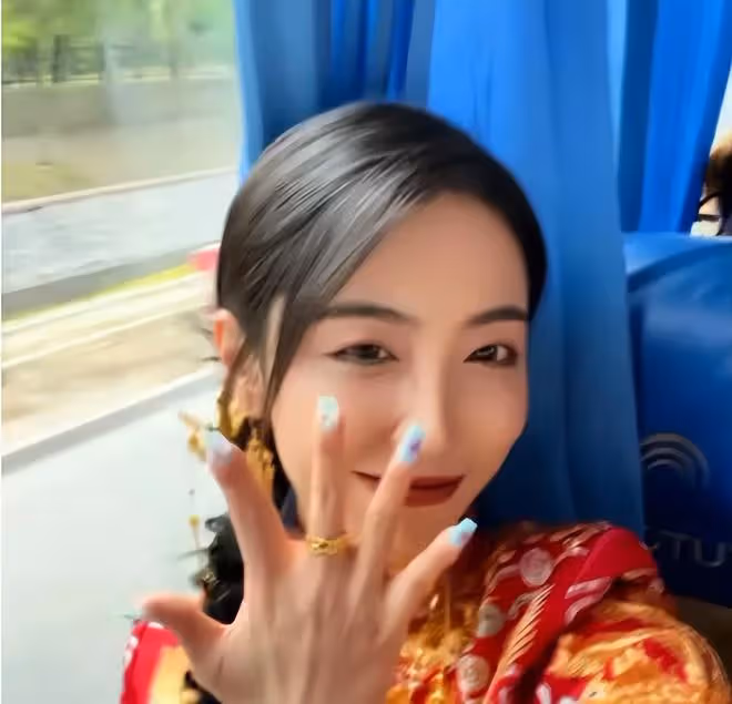 超鳳婚禮熱鬧喜慶，董宇輝與團隊缺席引熱議，淺析主要原因
