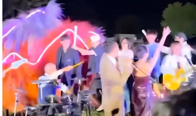 超鳳婚禮熱鬧喜慶，董宇輝與團隊缺席引熱議，淺析主要原因