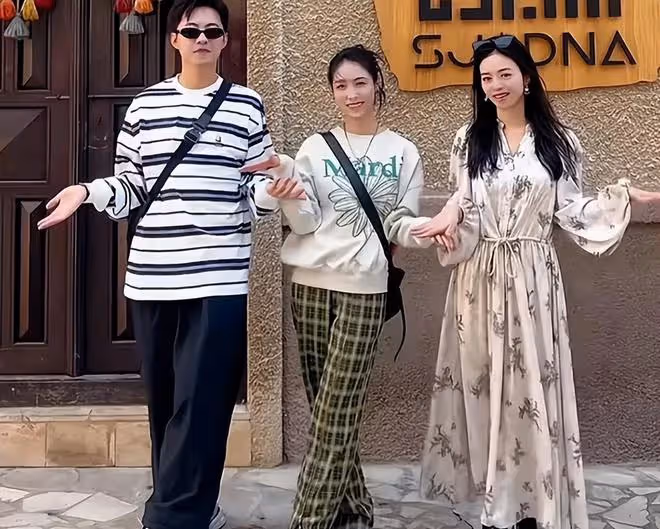 超鳳婚禮熱鬧喜慶，董宇輝與團隊缺席引熱議，淺析主要原因