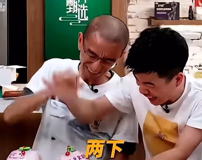 超鳳婚禮熱鬧喜慶，董宇輝與團隊缺席引熱議，淺析主要原因
