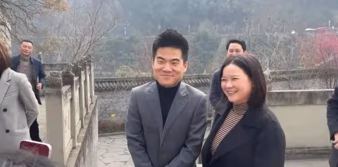 超鳳婚禮熱鬧喜慶，董宇輝與團隊缺席引熱議，淺析主要原因