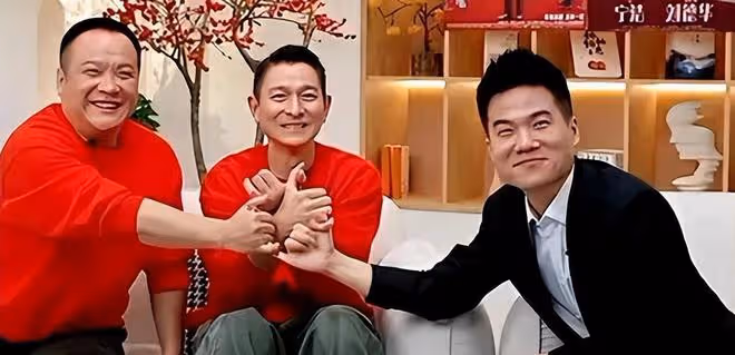 超鳳婚禮熱鬧喜慶，董宇輝與團隊缺席引熱議，淺析主要原因