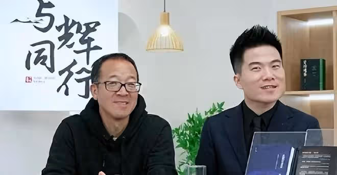超鳳婚禮熱鬧喜慶，董宇輝與團隊缺席引熱議，淺析主要原因