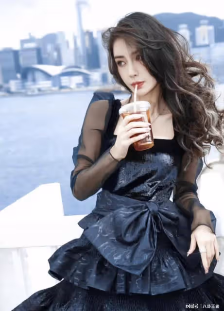 小海綿要有新爸爸啦？baby穿著樸素與兒子遛狗，神秘男子貼心陪伴