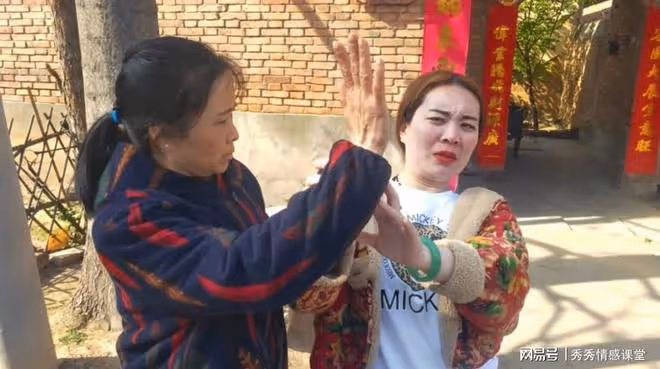給女兒報班的錢,被小叔子拿去吃喝,婆婆:賠錢貨少賠點錢