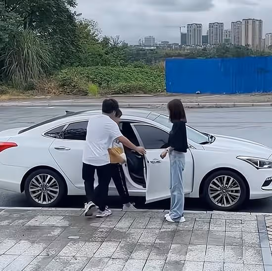 前女友懷孕向男子借錢,妻子替他拒絕:懷的又不是我老公的骨肉