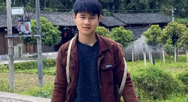 農村男孩幸運就業,老闆嚴厲異常,他多次想辭職,老闆:我是你爸