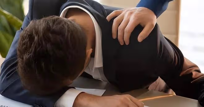 農村男孩幸運就業,老闆嚴厲異常,他多次想辭職,老闆:我是你爸