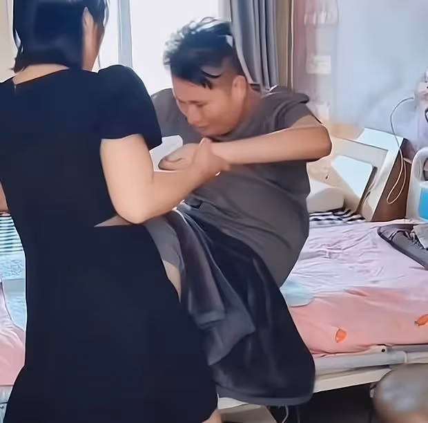 丈夫癱瘓行動不便,妻子不離不棄,真情讓人既感動又羨慕