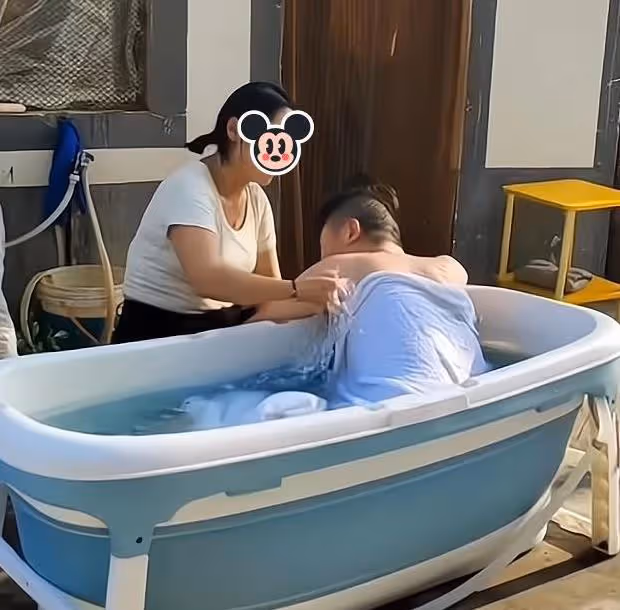 丈夫癱瘓行動不便,妻子不離不棄,真情讓人既感動又羨慕