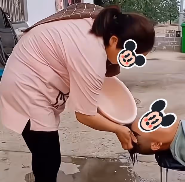 丈夫癱瘓行動不便,妻子不離不棄,真情讓人既感動又羨慕