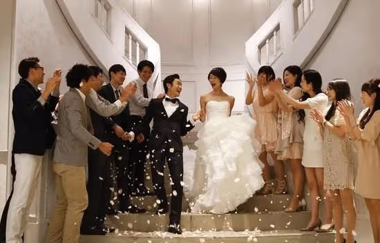 丈夫出軌和小三結婚,竟被小三騙光財產,丈夫看前妻很幸福後悔了