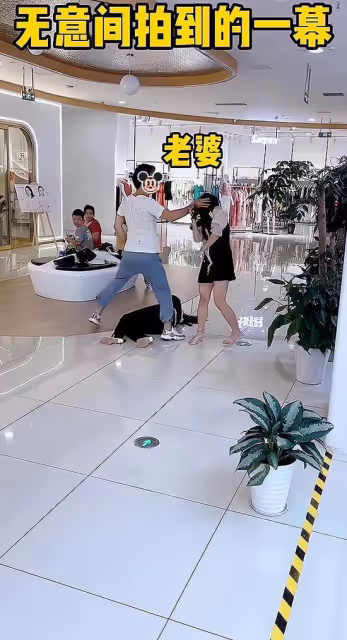 一男子誤以為妻子帶妹妹去喝酒,不分青紅皂白,就給妻子一個耳光