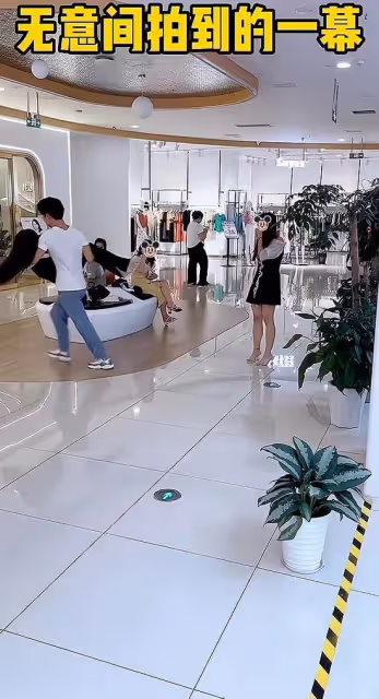 一男子誤以為妻子帶妹妹去喝酒,不分青紅皂白,就給妻子一個耳光