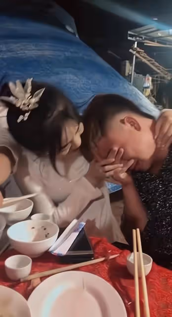 一男子在酒桌上哭泣,女友撫摸他的頭安慰:至少你現在還有我