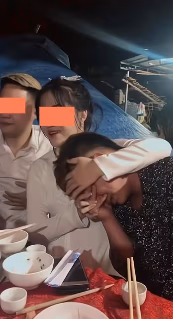 一男子在酒桌上哭泣,女友撫摸他的頭安慰:至少你現在還有我