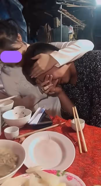 一男子在酒桌上哭泣,女友撫摸他的頭安慰:至少你現在還有我