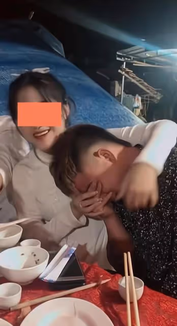一男子在酒桌上哭泣,女友撫摸他的頭安慰:至少你現在還有我