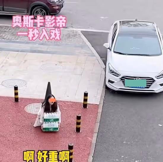 一女子扛兩箱水走在路上很輕鬆,看到哥哥回來,裝手無縛雞之力