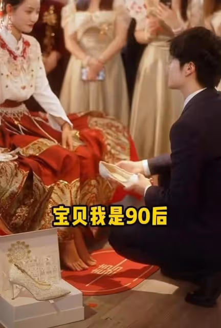 90後小伙迎娶00後姑娘,接親時提出一個請求,賓客聽到後集體笑翻