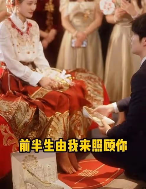 90後小伙迎娶00後姑娘,接親時提出一個請求,賓客聽到後集體笑翻