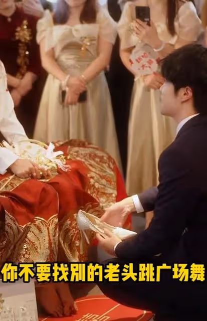 90後小伙迎娶00後姑娘,接親時提出一個請求,賓客聽到後集體笑翻