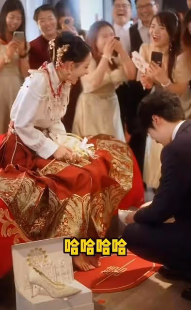 90後小伙迎娶00後姑娘,接親時提出一個請求,賓客聽到後集體笑翻