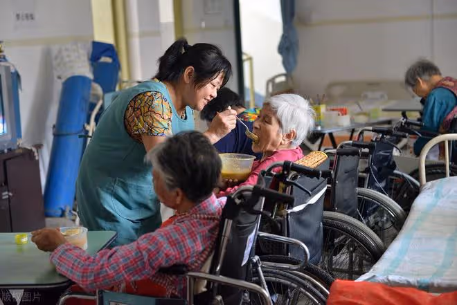 一位老保姆坦言:子女有穩定的工作,往往比老人有百萬家產更幸福