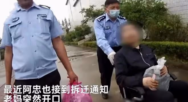 父親去世前為殘疾妻兒藏50萬現金,角落裡30個報紙包讓人心酸不已