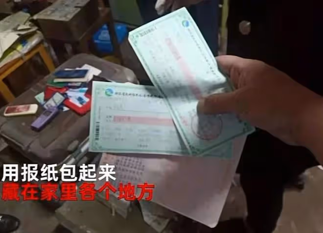 父親去世前為殘疾妻兒藏50萬現金,角落裡30個報紙包讓人心酸不已