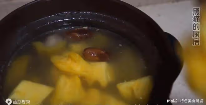 1個菠蘿1根苦瓜,廣東人用它們一起煲湯,清熱解毒又清甜...