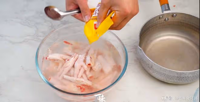 線上非常火爆的泡椒檸檬鳳爪,原來做法如此簡單,酸辣開胃又筋道