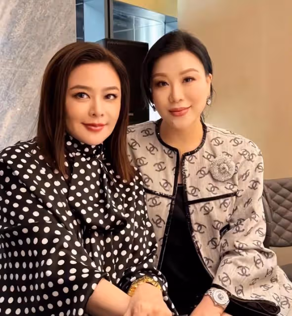 61歲關之琳露面狀態好，到探望閨蜜向太，一起品嘗奢華美食