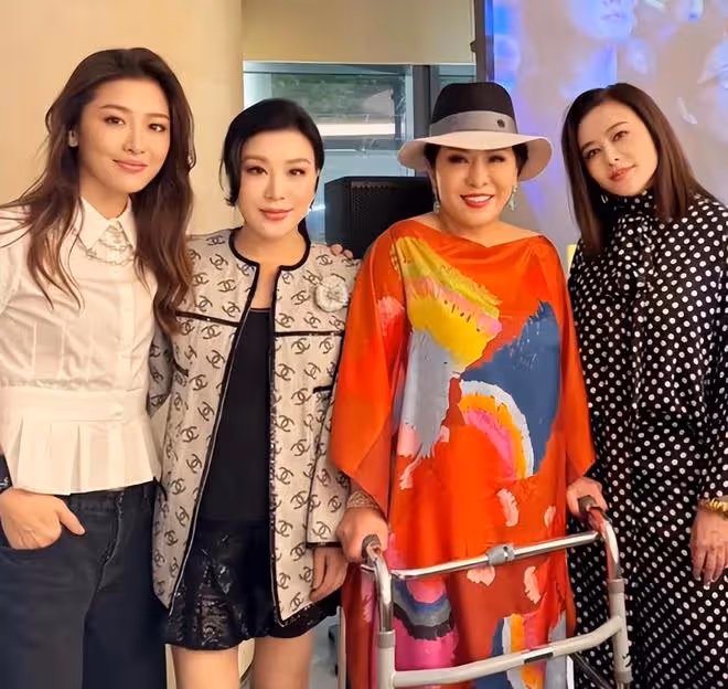61歲關之琳露面狀態好，到探望閨蜜向太，一起品嘗奢華美食