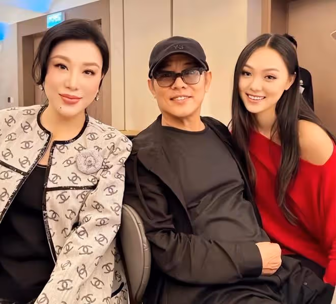 61歲關之琳露面狀態好，到探望閨蜜向太，一起品嘗奢華美食