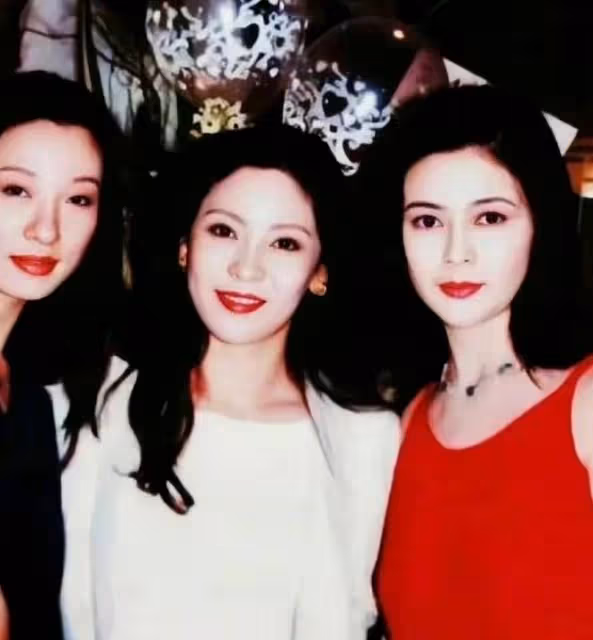 61歲關之琳露面狀態好，到探望閨蜜向太，一起品嘗奢華美食