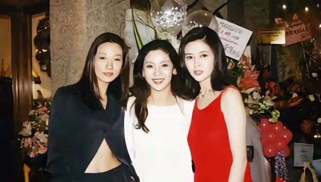 61歲關之琳露面狀態好，到探望閨蜜向太，一起品嘗奢華美食