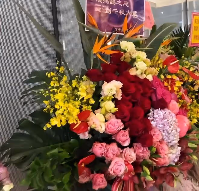 61歲關之琳露面狀態好，到探望閨蜜向太，一起品嘗奢華美食