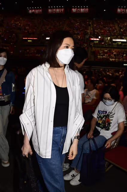 61歲關之琳露面狀態好，到探望閨蜜向太，一起品嘗奢華美食