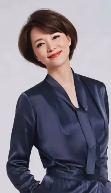 董卿帶兒子逛街被偶遇，被飾品攤吸引停留許久，竟無一人認出她！