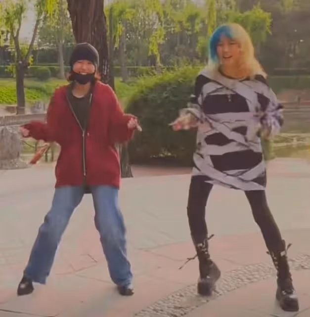 竇靖童與妹妹竇佳嫄罕見同框，同父異母越長越像，姐妹倆髮型搶鏡