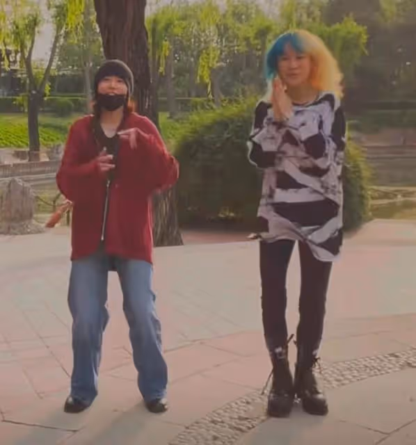 竇靖童與妹妹竇佳嫄罕見同框，同父異母越長越像，姐妹倆髮型搶鏡